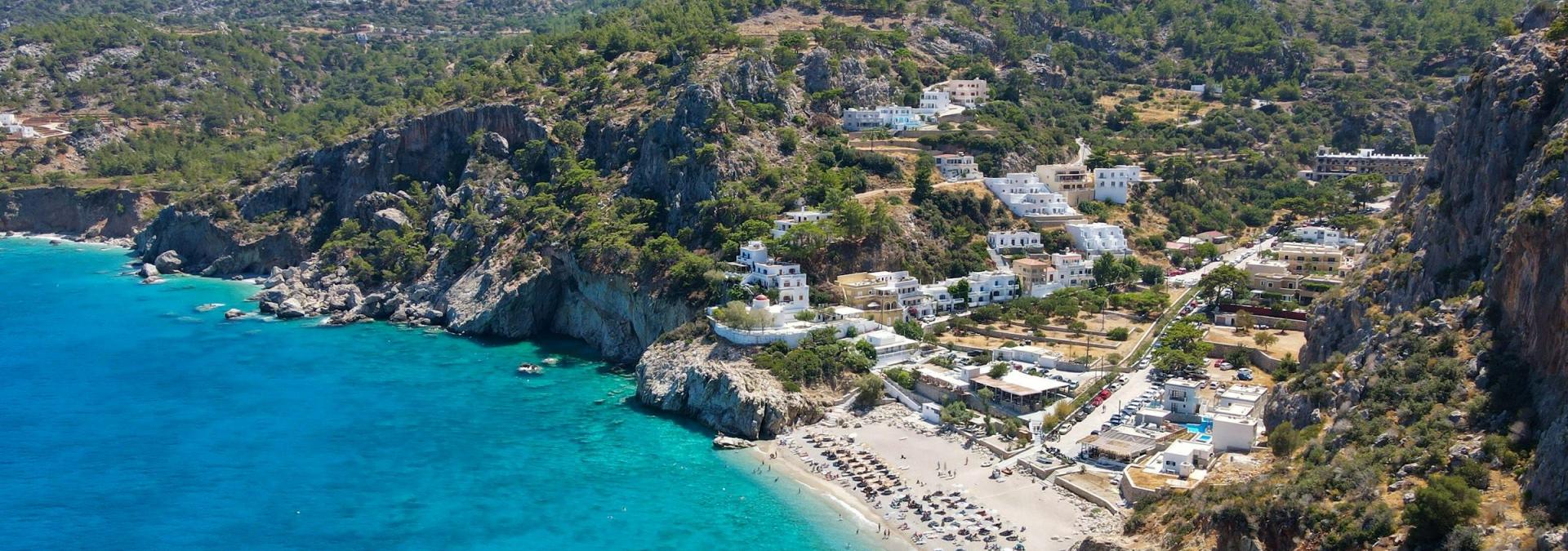 Modré more a piesková pláž na ostrove Karpathos.