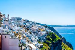 Hlavné mesto Fira na Santorini s bielymi domčekmi a výhľadom na more