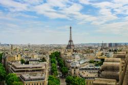 Paríž a Eiffelova veža počas dňa.