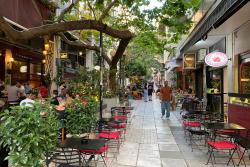 Aténska štvrť Plaka s reštauráciami. 