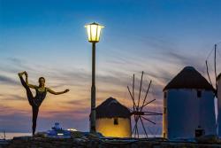 Saxo joga pri západe slnka, Mykonos