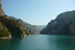 Jazerom koman v albánsku