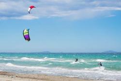 Aj pre kitesurfing sú na Sardínii ideálne podmienky