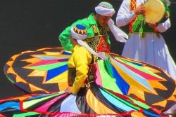 Točiaci sa derviši predvádzajú svoje schopnosti aj počas tradičnej show v El Wekale.