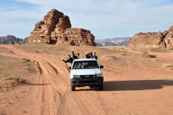 Džípy vo Wadi Rum nemajú strechu, preto si jazdu naplno užijete.