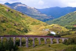 Glenfinnanský viadukt sa objavil vo filmoch Harry Potter - Tajomná komnata a Väzeň z Azkabanu.