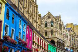 Victoria Street je jednou za najfarebnejších a najfotografovanejších v Edinburghu.