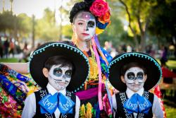 Známy mexický sviatok oslavujúci smrť plný pestrých masiek.