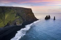 Pláž Reynisfjara na Islande s čiernym pieskom.