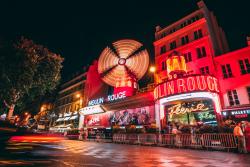 Moulin Rouge je jeden z najznámejších kabaretov v Paríži ale aj vo svete.