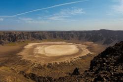 Sopečný kráter Al Wahbah so soľným poľom.