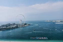 Nafukovací zábavný park na vodev Dubaji.