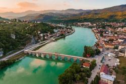 Rieka Drina a Višegrad v Bosne a Hercegovine.