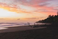 Východ slnka na pláži Tortuguero. Kostarika.