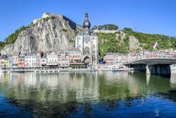 Mesto Dinant je na brehu rieky Meuse.
