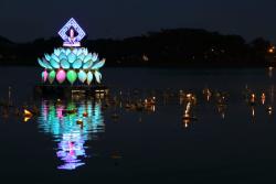 festival plávajúcich lampiónov