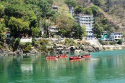 Rafting na rieke Ganga pri meste Rishikesh.