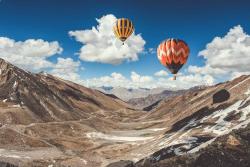 Let balónom v pohorí Ladakh. India.