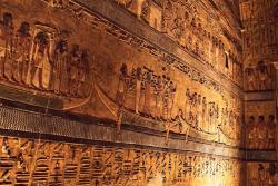 Maľby na stenách hrobky Setiho I. v Údolí kráľov. Egypt. 