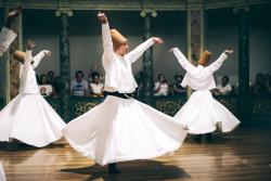 Tancujúci derviši v Galata Mavlevi. Turecko.