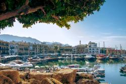 Prístav a lode mesta Kyrenia na ostrove Cyprus.