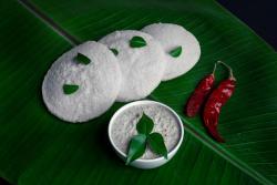 tradičné jedlo južnej Indie na banánovom liste