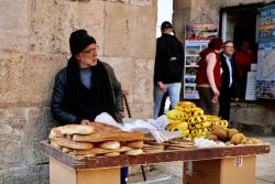 pouličný predavač chleba v Jeruzaleme