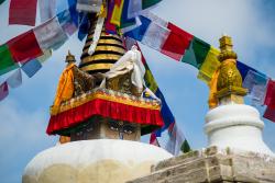 Farebné zástavy vlajúce na chrámovom komplexe Swayambhunath v Nepále. 