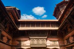 Krásne vyrezávané drevené paláce na námestí Durbar v Kathamandú. Nepál