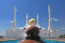 Biela mešita so zlatou centrálnou kupolou v Astane.