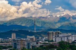 Mesto Almaty a pohorie v pozadí. Kazachstan.