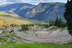Antické Delphi  so zachovanými chrámami a pohorie Parnas. Grécko