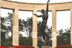 Pamätník so sochou a záhrady v Colleville-sur-Mer. Francúzsko.