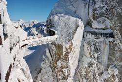 Zasnežené vrchy Aiguille du Midi a vyhliadka. Francúzsko. 