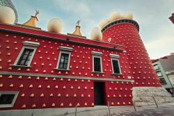 Červená extravagantná budova vo Figueres.