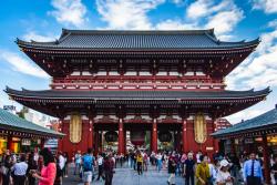 Chrám Sensoji v Tokiu s návštevníkmi. Japonsko