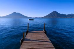Jazero Atitlán, drevené mólo a sopečné vrchy. Guatemala. Foto: unsplash.com