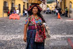 Guatemalská žena nesúca na hlave kôš. Antigua. Foto: unsplash.com