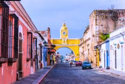 Farebné domy v Guatemale a dláždená cesta. Guatemala. Foto: unsplash.com