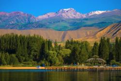 Jazero Issyk Kul s horským pozadím. Kirgizsko