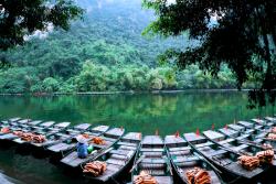 Drevené loďky na jazere Ninh Binh. Vietnam. Foto: unsplash.com