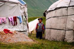 Malý chlapec medzi stanmi - Kochkor. Kirgistan
