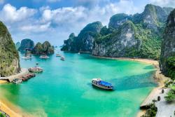 Tyrkysová voda v zálive Halong, lode a skalné ostrovy. Vietnam. Foto: unsplash.com