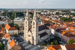 Viedenské Nové mesto s katedrálou v centre mesta. Rakúsko