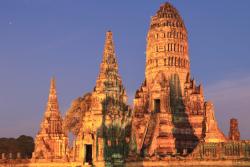 Chrámové veže Wat Chai Wattanaram v Ayuthhayi pri západe slnka. Thajsko