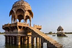 Chrámy na vode v Jaisalmer, India.