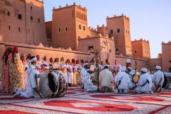 Mesto Ouarzazate a vystúpenie tradičných tancov a spevu.