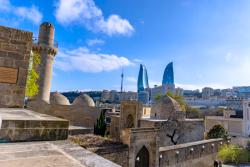 Šrivanšáhov palác a moderné Baku.