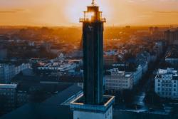 Mesto Ostrava pri západe slnka.