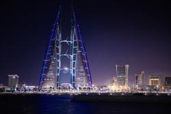 Vysvietené veže a mesto Manama. Bahrajn. Foto: unsplash.com